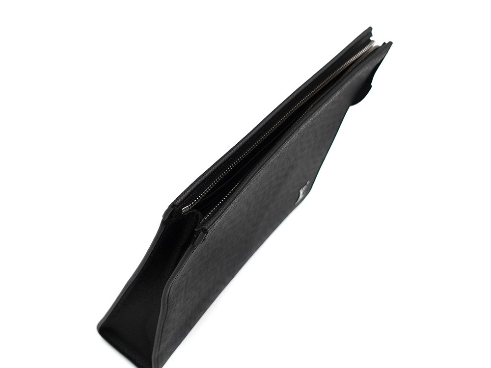 ルイヴィトン タイガ ポシェット・ヴォワヤージュ ノワール M30450 開口部開