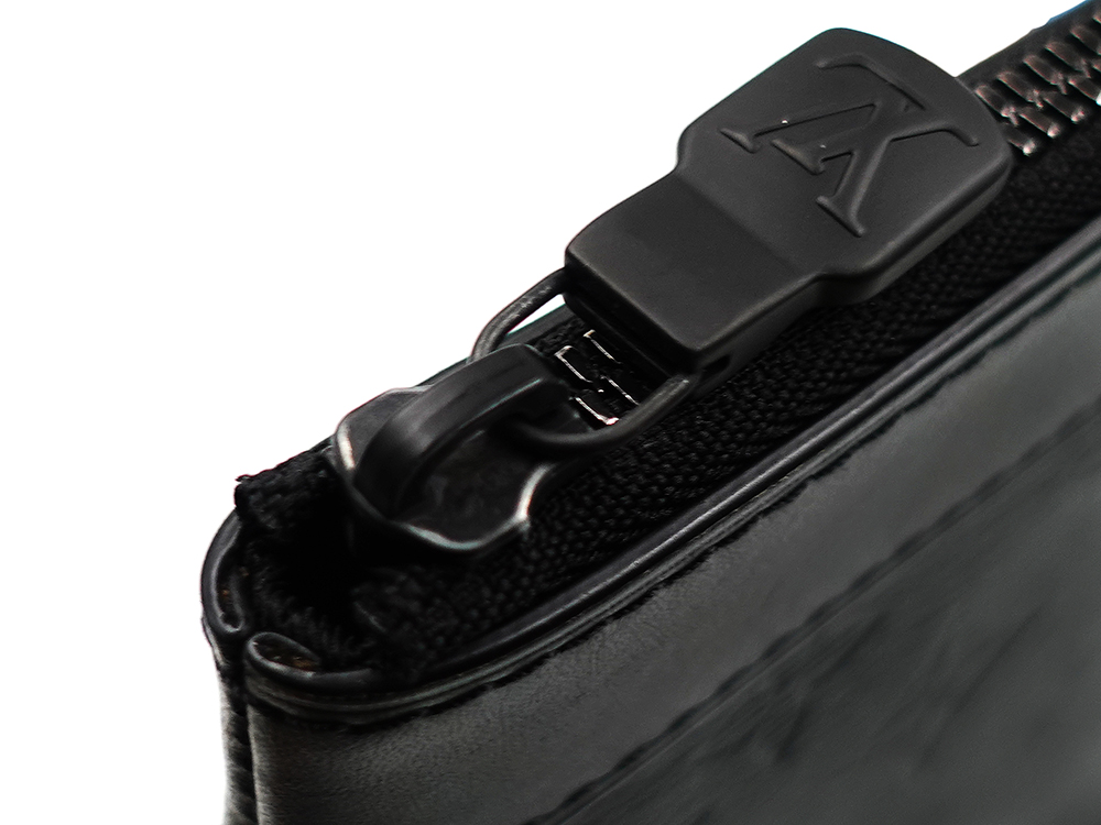 ルイヴィトン モノグラム・シャドウ ポシェット ・ディスカバリー ノワール M62903 UB0280 外側ダメージ01