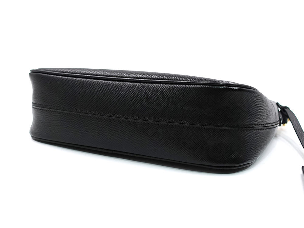 プラダ Re-Edition 2005 サフィアーノレザー バッグ ネロ 1BH204 底面