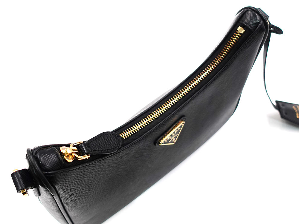 プラダ Re-Edition 2005 サフィアーノレザー バッグ ネロ 1BH204 開口部閉