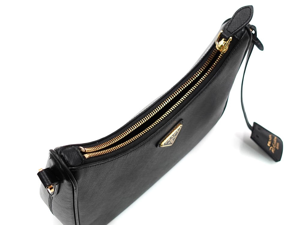 プラダ Re-Edition 2005 サフィアーノレザー バッグ ネロ 1BH204 開口部開