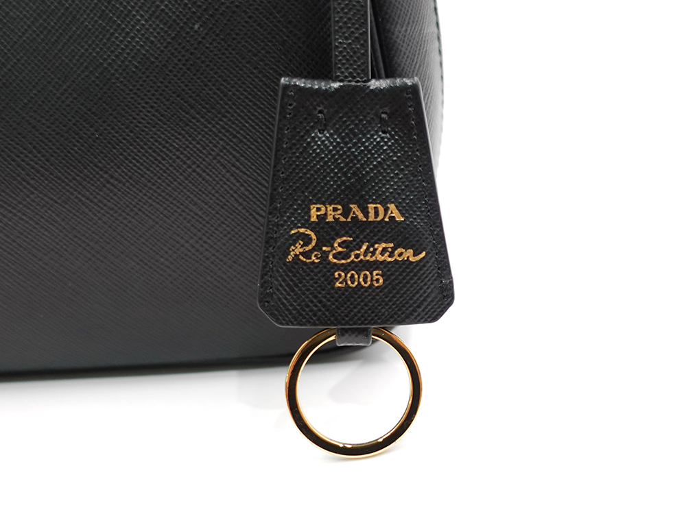 プラダ Re-Edition 2005 サフィアーノレザー バッグ ネロ 1BH204 特徴02