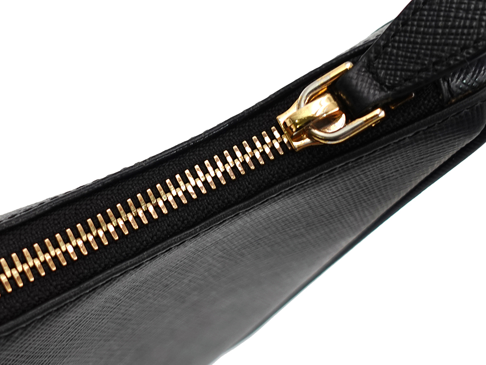 プラダ Re-Edition 2005 サフィアーノレザー バッグ ネロ 1BH204 外側ダメージ01